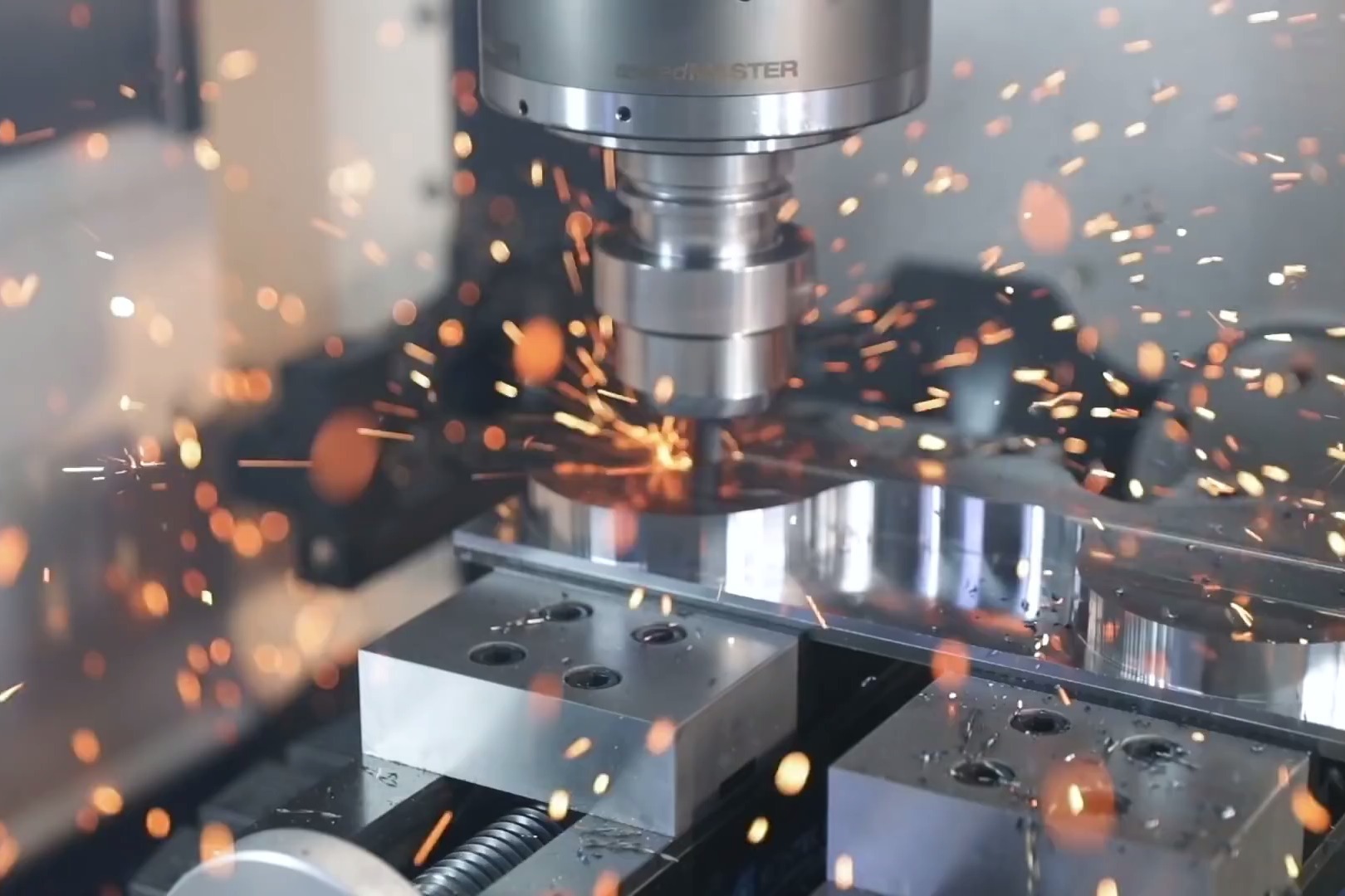 硬懟!火花四濺,瘋狂的機械加工,這種刀具是什么級別的_鳳凰網視頻_鳳